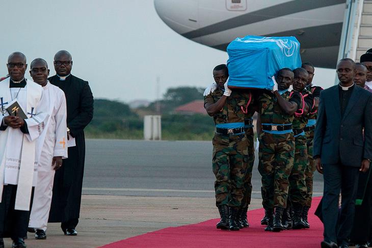 Koffi Annan’s body is returned in his native country Ghana.