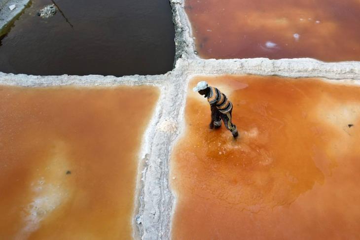 Sahara salt diggers struggle to maintain centuries-old trade