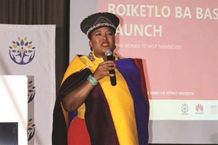 JOY AS PITIKI WOMEN PRESENT CHEQUE TO DA